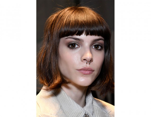 Capelli a caschetto con frangetta.
