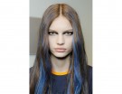 Highlights blu denim su una base castano chiaro.