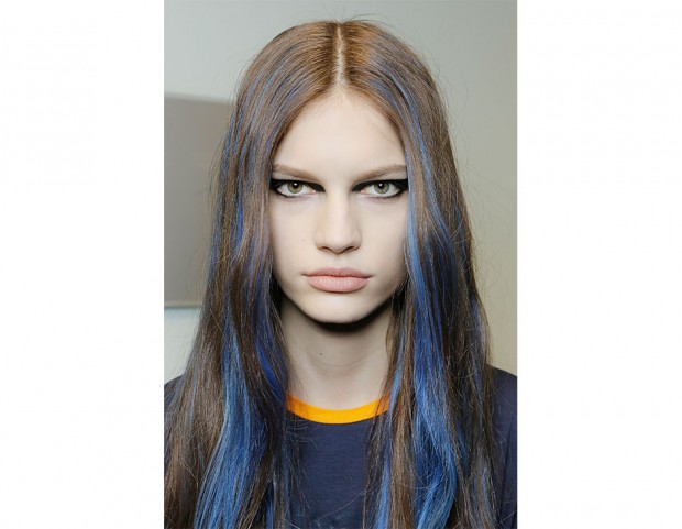 Highlights blu denim su una base castano chiaro.