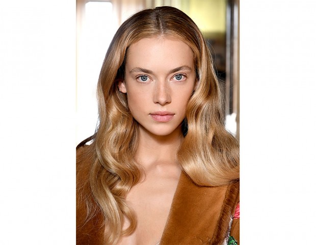 Capelli lunghi a onde, con riga centrale.
