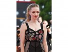 Amanda Seyfried raccoglie i capelli mossi in una coda alta. Per il make up sceglie labbra color ciliegia. (Photo credit: Getty Images)
