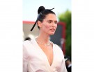 Bianca Balti opta per lo stile japanese, con un samurai bun e trucco nude. (Photo credit: Getty Images)