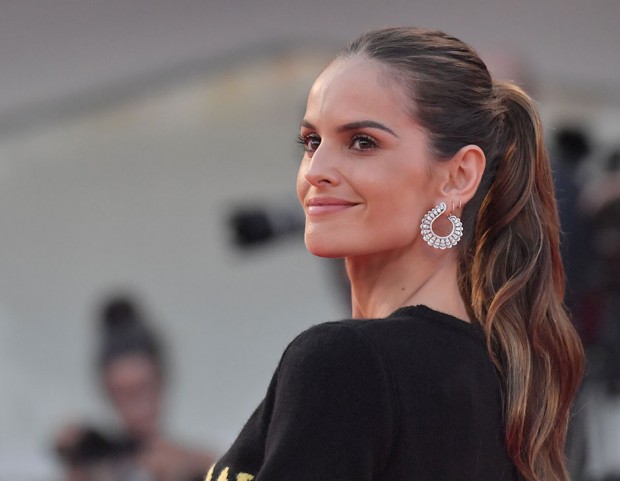Coda alta in stile casual anche per Izabel Goulart. (Photo credit: Getty Images)