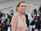 Caschetto anche per Kristen Wiig che sceglie uno styling a effetto wet. (Photo credit: Getty Images)