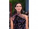 Rebecca Hall preferisce portare il taglio medio con la riga centrale. Il trucco occhi è color argento, luminosissimo. (Photo credit: Getty Images)