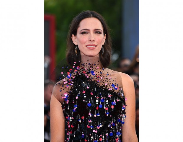 Rebecca Hall preferisce portare il taglio medio con la riga centrale. Il trucco occhi è color argento, luminosissimo. (Photo credit: Getty Images)