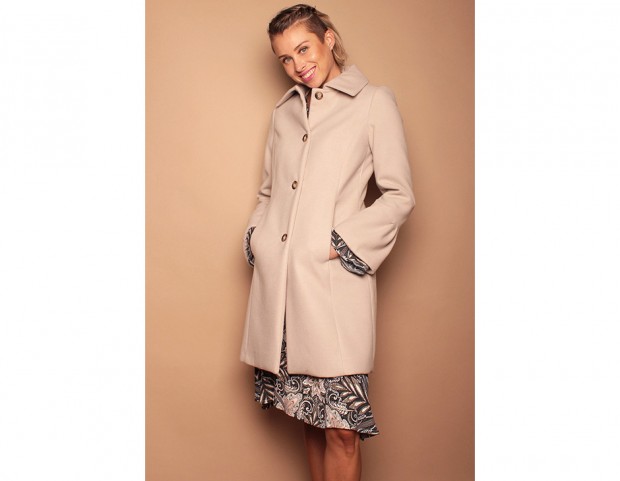 Cappotto con pinces e volant sulle maniche
