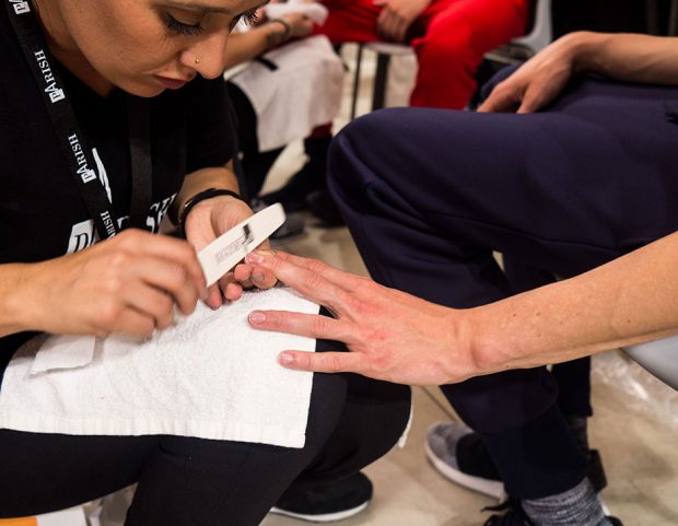 La manicure californiana nel backstage di Angel Chen. (Ph. credit: Francesca Merlo)