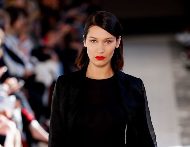 Labbra rosso fuoco dal finish matte per Bella Hadid da Max Mara.