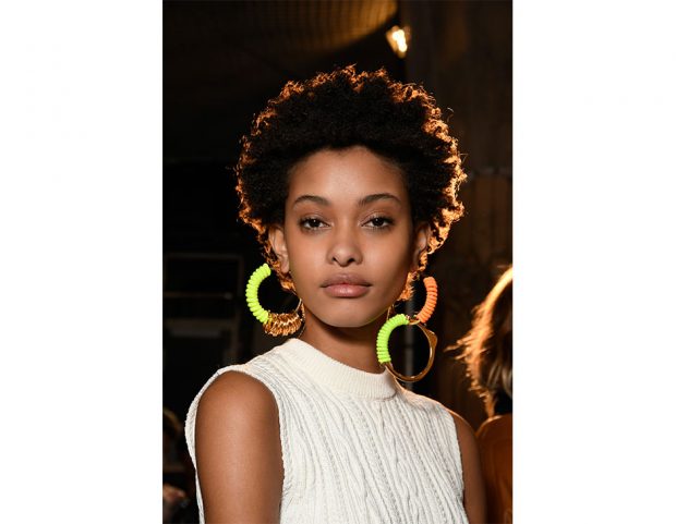 Capelli corti ricci voluminosi.