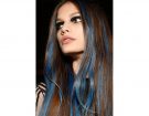 Ciocche blu per i capelli con riga centrale.