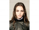 Capelli dalla texture naturale, con riga in mezzo.