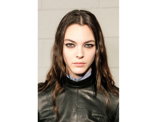 Capelli dalla texture naturale, con riga in mezzo.