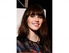 Capelli lunghi con frangia dal look naturale.