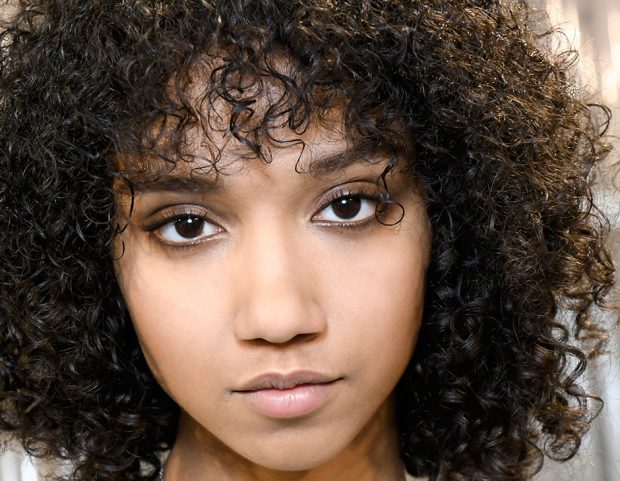 Taglio medio e frangia, i grandi trend di stagione per i capelli ricci.