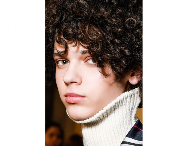 Capelli ricci à la garçonne.