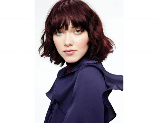 Taglio medio mosso, messy e sbarazzino. (Photo credit: Aveda)