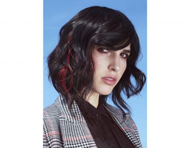 Capelli mossi con ciuffo laterale. (Photo credit: Framesi)