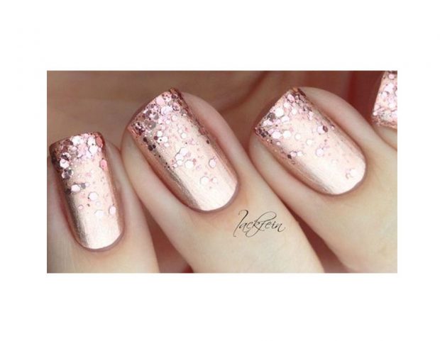 Nail art oro rosa tono su tono, con effetto metallico e glitter a cascata. (Photo credit Pinterest @jackfein)