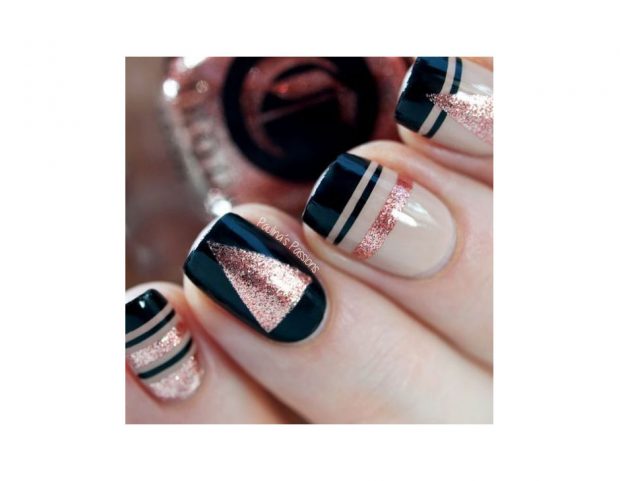 Nail art geometrica nelle tonalità nude, nera e oro rosa. (Photo credit Instagram @paulinaspassions)