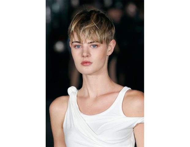 Capelli corti: taglio corto con le punte portate in avanti, per un look spettinato.