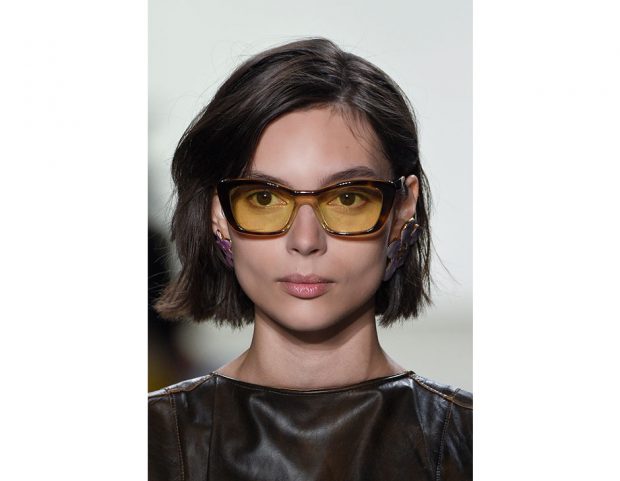 Capelli medi: caschetto pari con riga laterale.