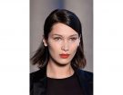 Capelli medi: styling liscio e riga laterale.