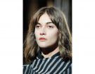 Capelli medi: long bob con frangia a tendina.