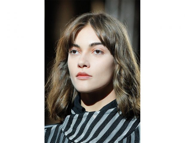 Capelli medi: long bob con frangia a tendina.
