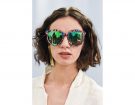 Capelli mossi: taglio medio con riga centrale.
