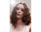 Capelli mossi: la riga in mezzo è anche per i capelli lunghi e mossi.