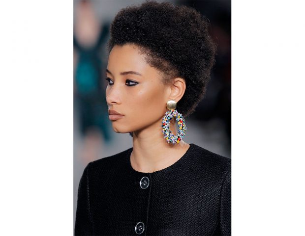 Capelli corti: olume maxi per i capelli afro.