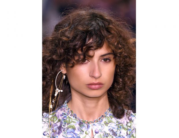 Capelli mossi: look wild e voluminoso.