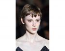 Capelli corti: frangia corta e frastagliata su un taglio minimal.