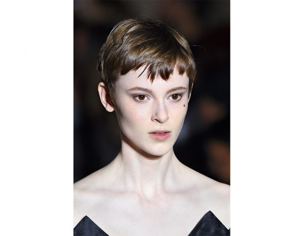 Capelli corti: frangia corta e frastagliata su un taglio minimal.