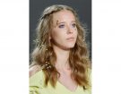 Capelli lunghi: capelli hippie-chic con treccine e fiori.