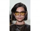 Blunt bob mosso con riga laterale.