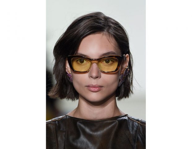 Blunt bob mosso con riga laterale.