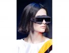 Blunt bob liscio con scriminatura centrale.
