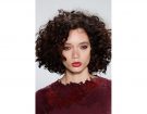 Il taglio medio è di tendenza anche per i capelli ricci.