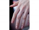 Nail art minimal con lunetta dorata.