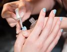Cuticle manicure su smalto celeste.