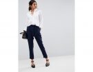 Pantaloni con pinces e cintura