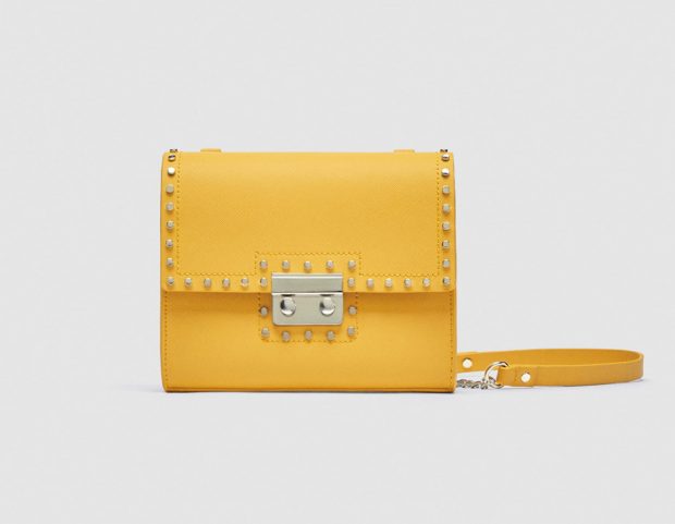 Pochette con borchie metallizzate