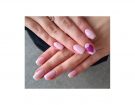 Nail art pink con accent nail viola. Photo credit: Instagram @pricebeauty90