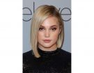 Olivia Holt sceglie un blunt cut asimmetrico.  (Photo credit: Getty Images)