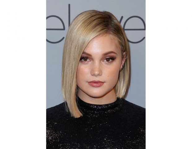 Olivia Holt sceglie un blunt cut asimmetrico.  (Photo credit: Getty Images)