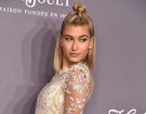Unicorn braid con top knot per Hailey Baldwin. (Photo credit: Getty Images)