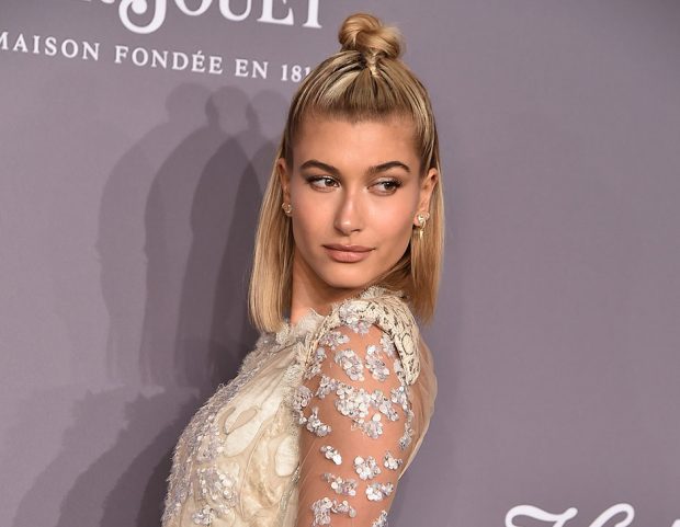 Unicorn braid con top knot per Hailey Baldwin. (Photo credit: Getty Images)
