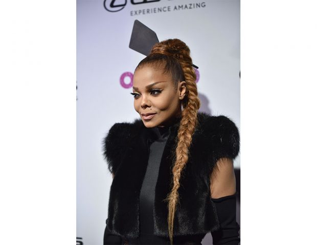 Treccia laterale a spina di pesce per Janet Jackson. (Photo credit: Getty Images)